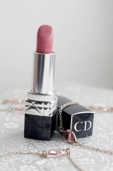 Если вы в поисках розового нюда, тогда вам сюда Rouge Dior Nude Lip Blush Voluptous Care № 263 Swan и Estee Lauder Pure Color Envy Sculpting Lipstick № 120 Desirable