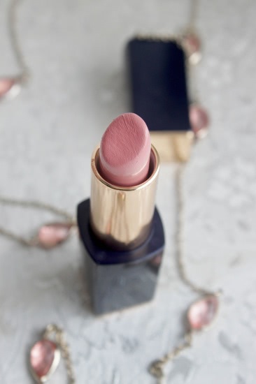 Если вы в поисках розового нюда, тогда вам сюда Rouge Dior Nude Lip Blush Voluptous Care № 263 Swan и Estee Lauder Pure Color Envy Sculpting Lipstick № 120 Desirable
