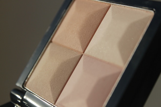 Такая нежная и незаметная Givenchy Givenchy Le Prisme Visage Mat Soft Compact Face Powder 83 Peach Plumetis