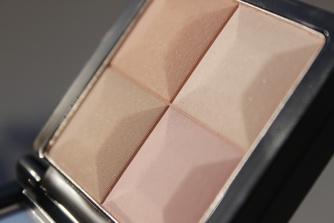 Такая нежная и незаметная Givenchy Givenchy Le Prisme Visage Mat Soft Compact Face Powder 83 Peach Plumetis