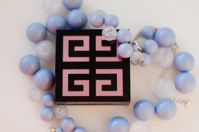 Такая нежная и незаметная Givenchy Givenchy Le Prisme Visage Mat Soft Compact Face Powder 83 Peach Plumetis