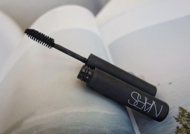 Nars Larger Than Life Volumizing Mascara (color black)