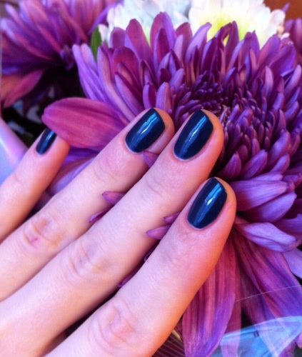 Мой долгожданный друг Chanel Le Vernis nail colour #553 Blue Rebel