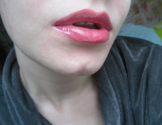 Примеряем красный со стойким блеском для губ Artdeco Lip Brilliance Long Lasting Lip Gloss #04