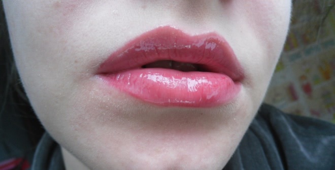 Примеряем красный со стойким блеском для губ Artdeco Lip Brilliance Long Lasting Lip Gloss #04