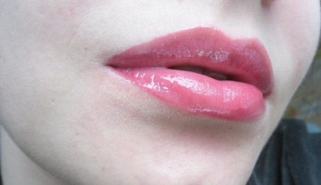 Примеряем красный со стойким блеском для губ Artdeco Lip Brilliance Long Lasting Lip Gloss #04