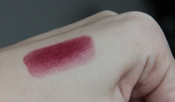 Увлажняющая губная помада Burberry Lip Mist Natural Sheer Lipstick в оттенке 214 Oxblood
