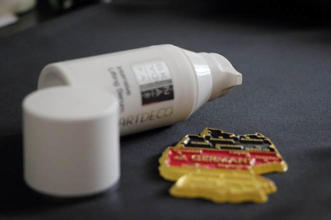 This is Deutsch. ArtDeco Skin Yoga Face Intensive Lifting Serum