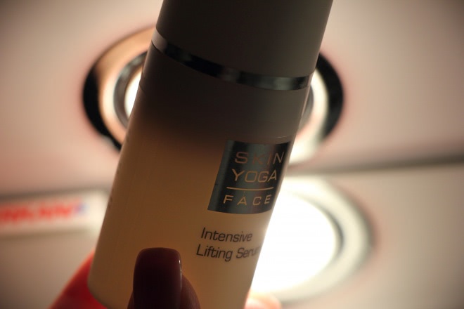 This is Deutsch. ArtDeco Skin Yoga Face Intensive Lifting Serum