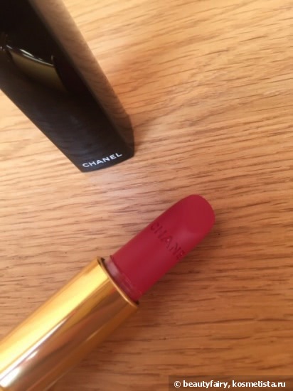 Осенняя красная Chanel Rouge Allure Velvet #51 La Bouleversante (Chanel Les Automnales Fall 2015 Collection)