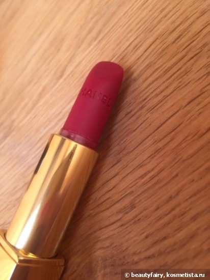 Осенняя красная Chanel Rouge Allure Velvet #51 La Bouleversante (Chanel Les Automnales Fall 2015 Collection)