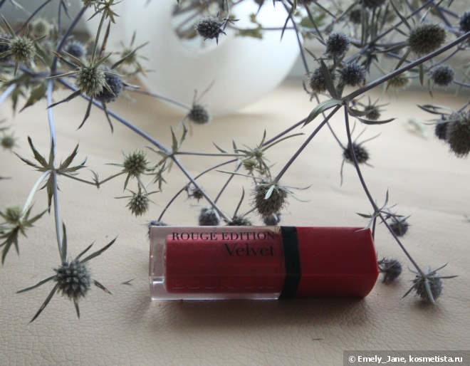 Малиновый бархат Bourjois Rouge Edition Velvet lipstick в оттенке 02 Frambourjoise