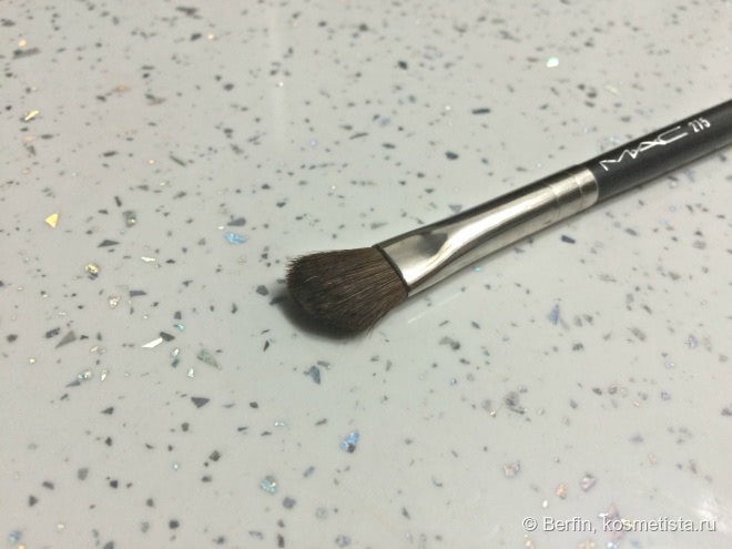 Старенькие, но тем не менее глубоко любимые косметические кисти Mac