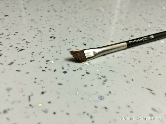 Старенькие, но тем не менее глубоко любимые косметические кисти Mac