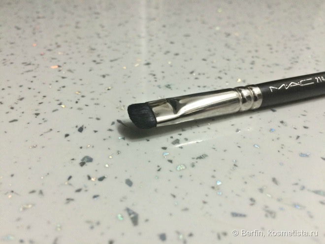 Старенькие, но тем не менее глубоко любимые косметические кисти Mac