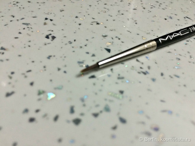 Старенькие, но тем не менее глубоко любимые косметические кисти Mac
