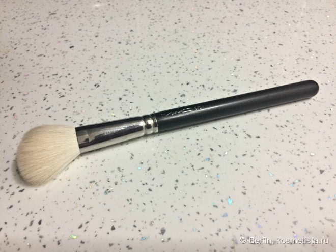 Старенькие, но тем не менее глубоко любимые косметические кисти Mac