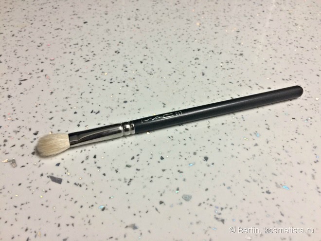 Старенькие, но тем не менее глубоко любимые косметические кисти Mac