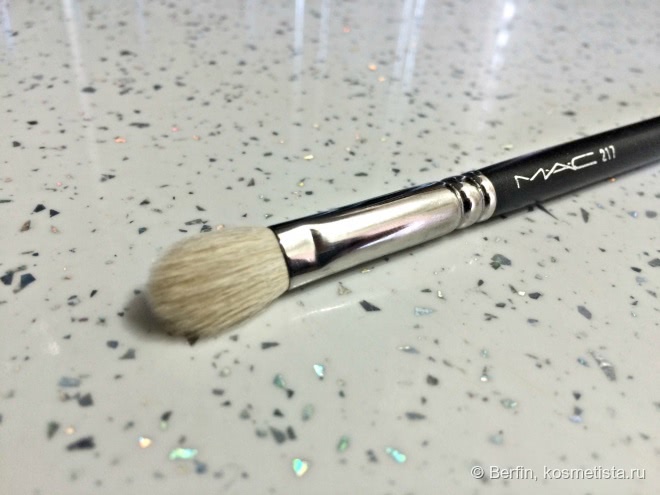 Старенькие, но тем не менее глубоко любимые косметические кисти Mac