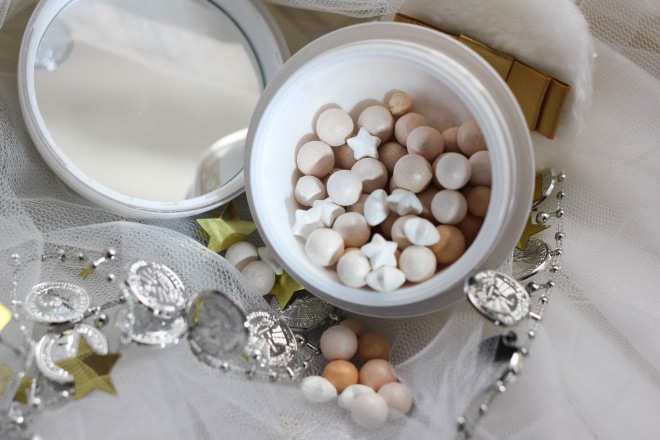 Рождественская игрушка - Guerlain Meteorites Flocons Enchantes Poudre Sublimatrice Light-Enhancing Powder