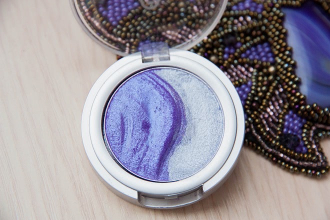 Тени Essenсe 3D duo eyeshadow в оттенке 02 irresistible purr-ple