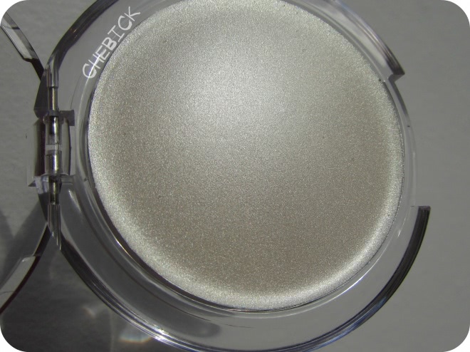 Компактная кремовая пудра с мерцанием Essence Soo Glow! Cream To Powder Highlighter - мой самый любимый на данный момент хайлайтер