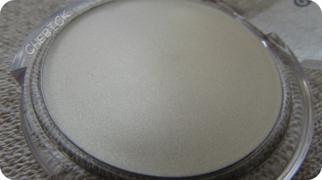 Компактная кремовая пудра с мерцанием Essence Soo Glow! Cream To Powder Highlighter - мой самый любимый на данный момент хайлайтер