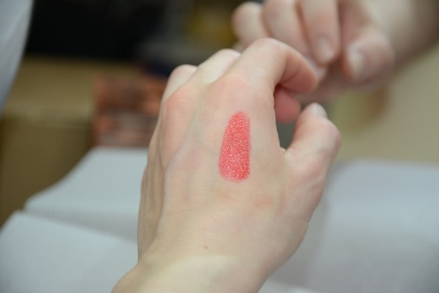 Попалась мне как-то ягодка Bourjois Shine Edition Lipstick No 21 Red