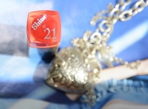 Попалась мне как-то ягодка Bourjois Shine Edition Lipstick No 21 Red