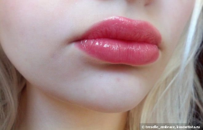Essence Glow Tinted Lip Balm в оттенке 01 Light Up