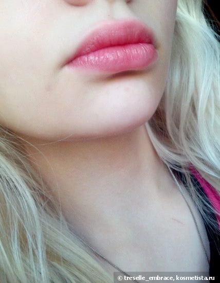 Essence Glow Tinted Lip Balm в оттенке 01 Light Up