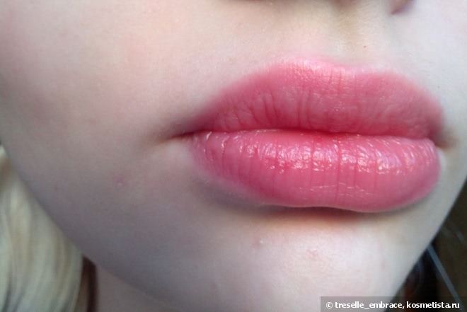 Essence Glow Tinted Lip Balm в оттенке 01 Light Up