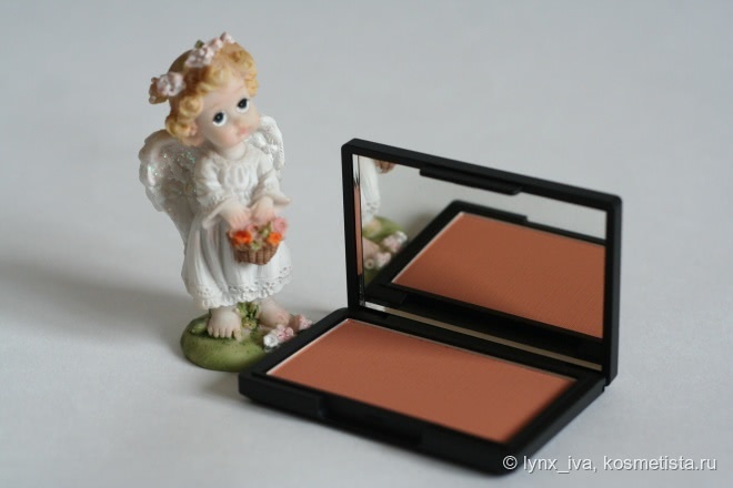 Румяна Sleek Make up Blush в оттенках 921 Suede и 926 Rose Gold