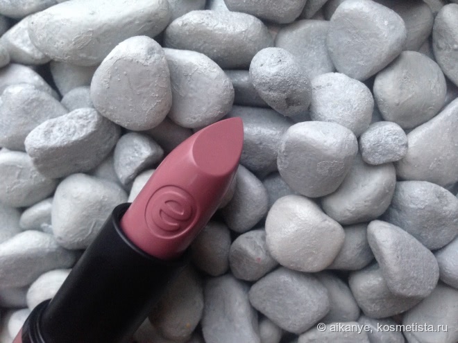 Бюджетная, но качественная Essence Longlasting Lipstick в оттенке 03 Come naturally
