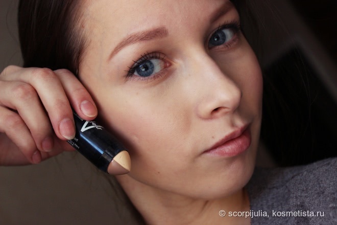 Стик контурирующий Maybelline Master Contour V-Shape Contouring Duo в оттенке 01 Light+ свотч оттенка 02 Medium