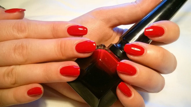 Самый лучший красный лак для ногтей: Rouge Louboutin от Christian Louboutin, обзор и свотчи