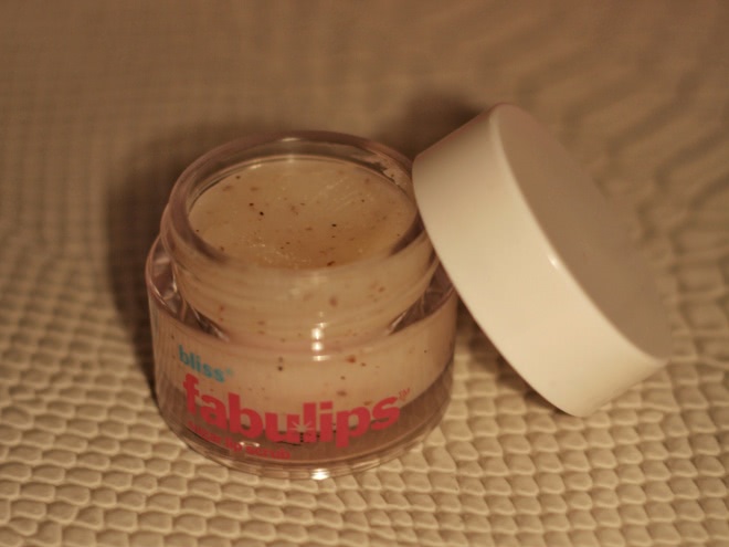 Скрабы для губ The Body Shop Lip Scuff и Bliss Fabulips Sugar Lip Scrub