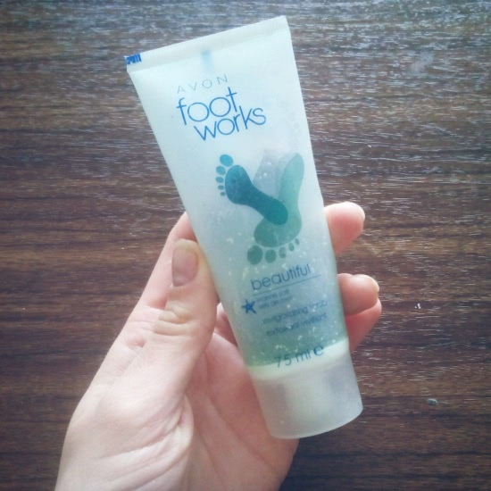 Avon Foot Works beautiful Тонизирующий скраб для ног с морской солью
