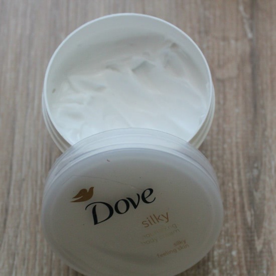 Dove Silky Silky Feeling skin Крем для тела Нежный шелк