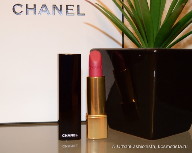 Рождественская красавица Chanel Rouge Allure Velvet Luminous Matte Lip Colour 437 La Merveilleuse