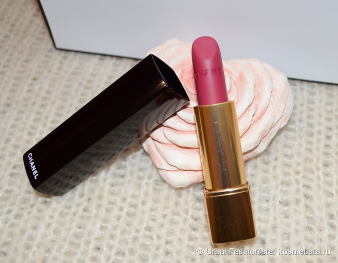 Рождественская красавица Chanel Rouge Allure Velvet Luminous Matte Lip Colour 437 La Merveilleuse