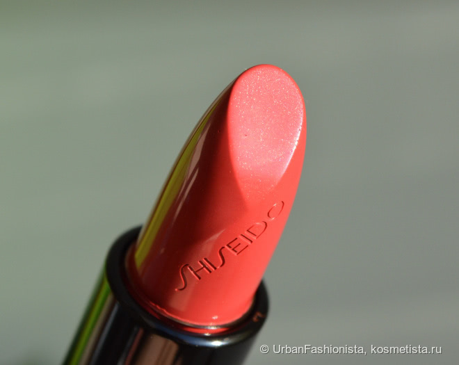 Помада c сюрпризом: Shiseido Rouge Rouge Lipstick в оттенке RD306 Liaison
