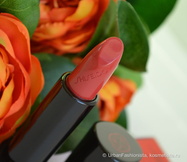Помада c сюрпризом: Shiseido Rouge Rouge Lipstick в оттенке RD306 Liaison