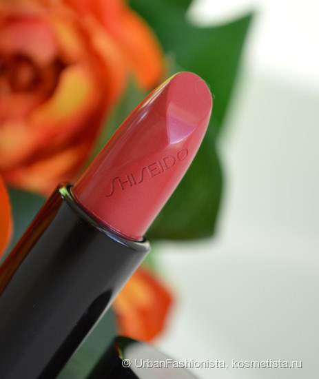 Помада c сюрпризом: Shiseido Rouge Rouge Lipstick в оттенке RD306 Liaison
