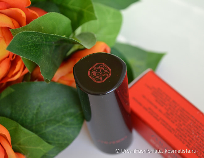 Помада c сюрпризом: Shiseido Rouge Rouge Lipstick в оттенке RD306 Liaison