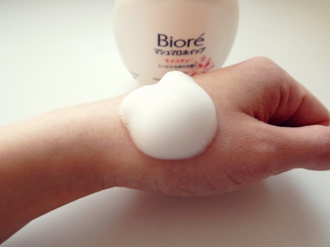 Очищающий мусс для умывания с увлажняющим эффектом Biore Marshmallow Whip Facial Wash от KAO