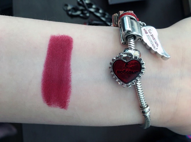 Матовая губная помада Artdeco Perfect Mat Lipstick - Talbot Runhof Collection в оттенке Dark Hibiscus
