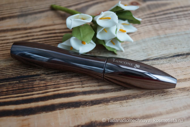 Увы, без эффекта драмы, но хороший вариант на каждый день - тушь от Lancome Hypnôse Volume à Porter 01