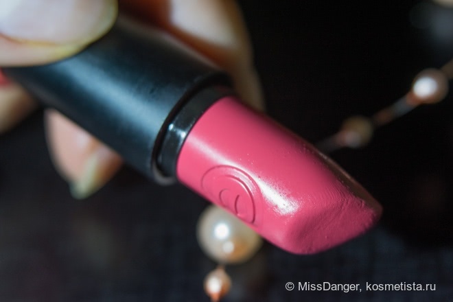 Моя яркая любимица Essense Long-Lasting Lipstick #01 Coral Calling