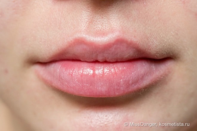 Моя яркая любимица Essense Long-Lasting Lipstick #01 Coral Calling